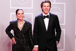 Ant raudonojo M.A.M.A kilimo Monika Liu pirmą kartą atvyko su mylimuoju