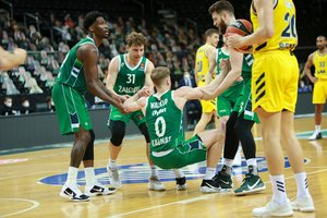 „Žalgiris“ kišo galvą į kilpą, bet po pertraukos atsarginiai kauniečių žaidėjai iškaršė kailį ALBA ekipai