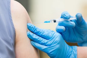 SAM skelbia planą: nuo COVID-19 skiepyti turėtų studentai ir vaistininkai