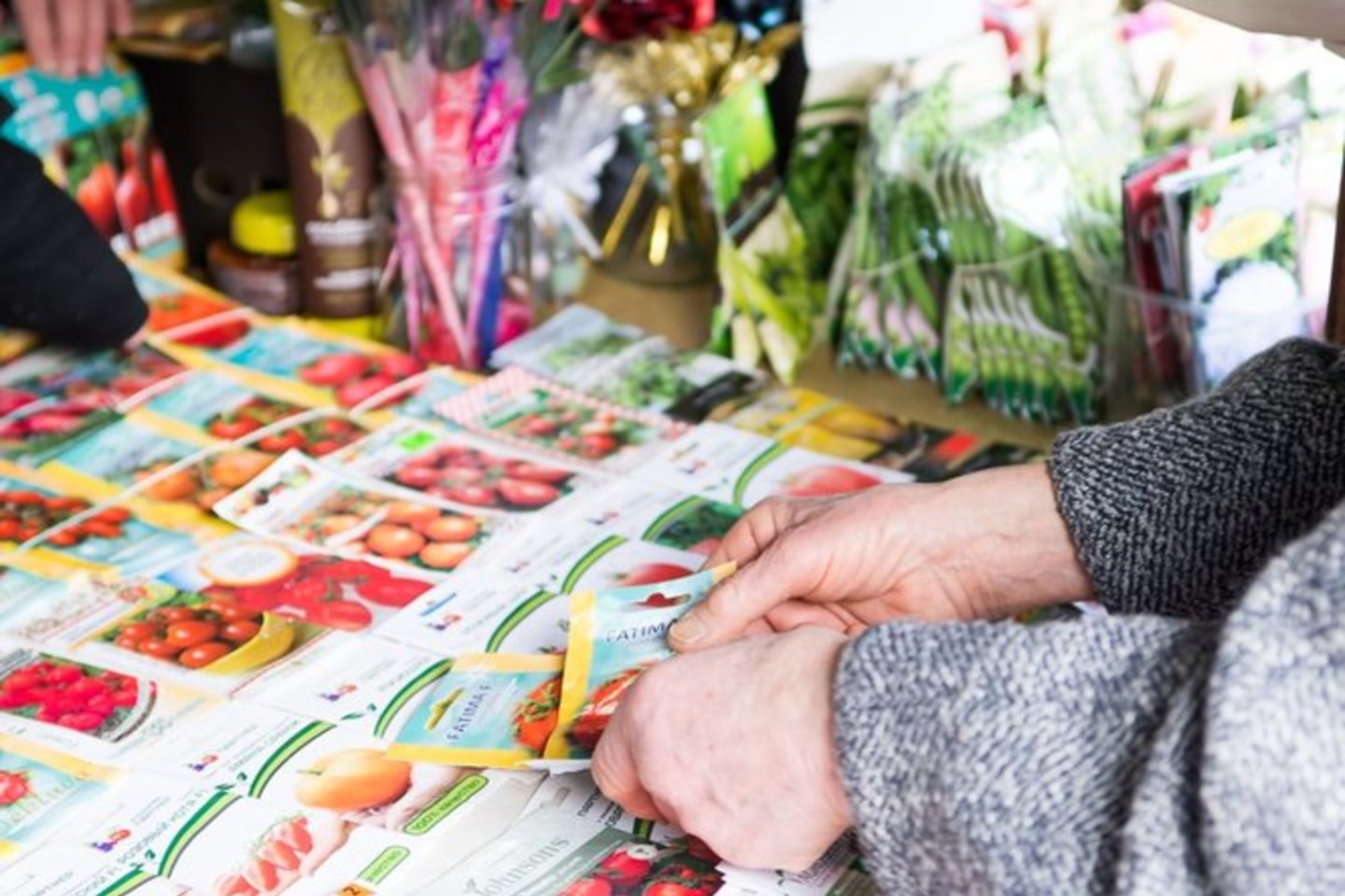 Sėklų pardavėjai Panevėžio centriniame turguje džiaugiasi galimybe vėl dirbti ir prekiauti daržovių bei gėlių sėklomis.<br>R. Ančerevičiaus nuotr.