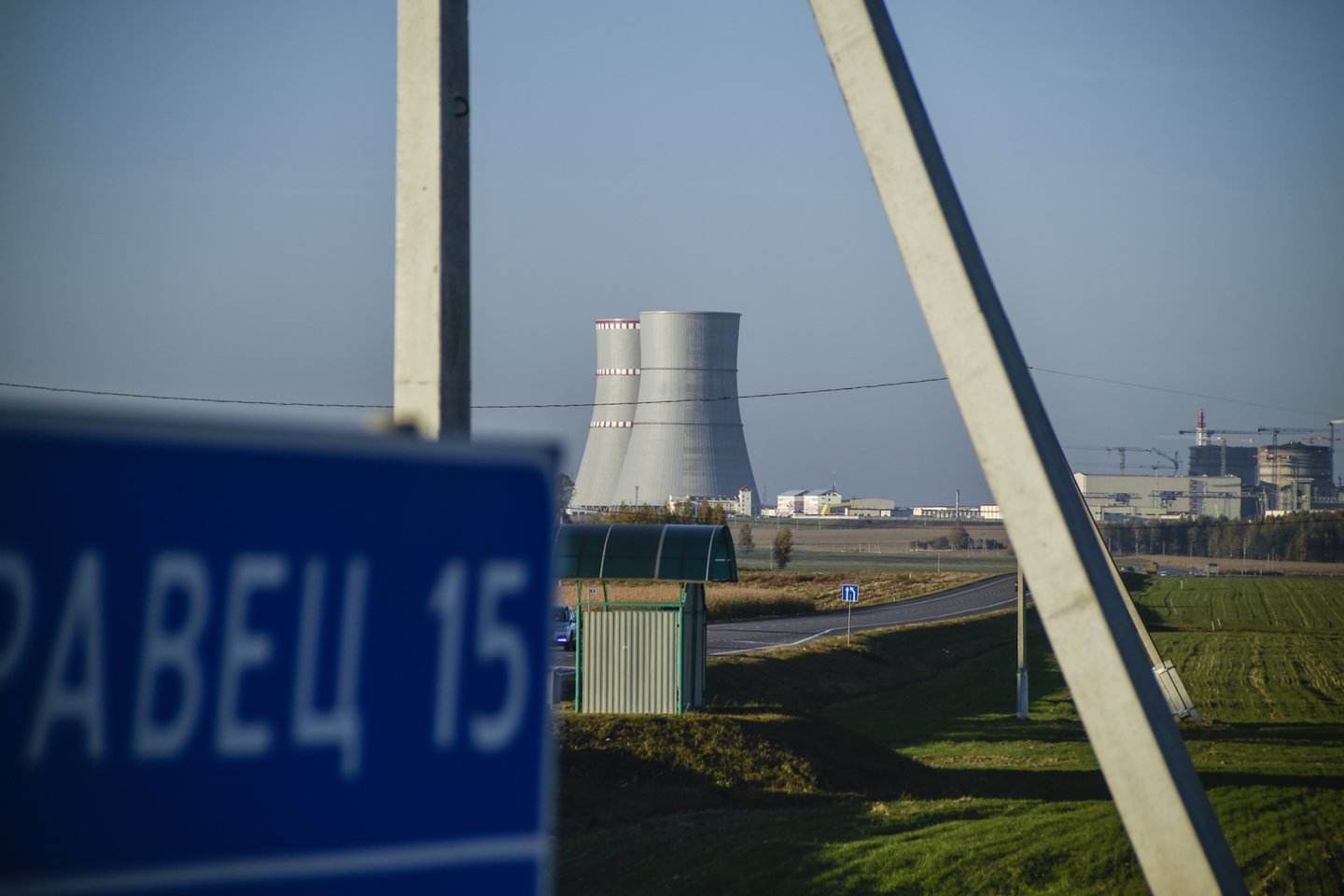 Astravo atominės elektrinės pirmasis energijos blokas vėl įjungtas į šalies energetikos sistemą, po eilinio jo atjungimo kovo 25-ąją.<br>V.Ščiavinsko nuotr.