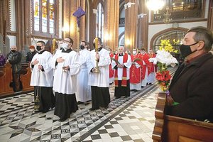 Per mišias virusas neplinta? Kunigai suklastojo transliaciją iš perpildytos bažnyčios