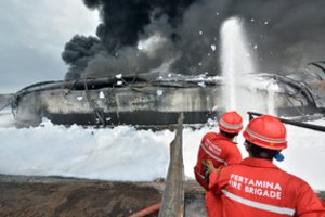 Indonezijos ugniagesiai užgesino kelias dienas siautusį gaisrą naftos perdirbimo įmonėje