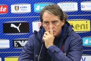 Po nelengvos pergalės Vilniuje italų treneris R. Mancini turėjo pastabų dėl LFF stadiono dangos