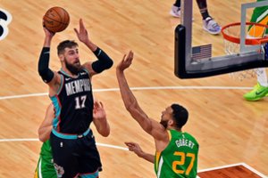 Sezono rekordą pakartojęs J. Valančiūnas nusvilo sparnus: prancūzų milžinas įgrūdo kamuolį per lietuvį