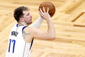 Triuškinančią persvarą iššvaisčiusią „Mavericks“ į pergalę atitempė siautėjęs L. Dončičius