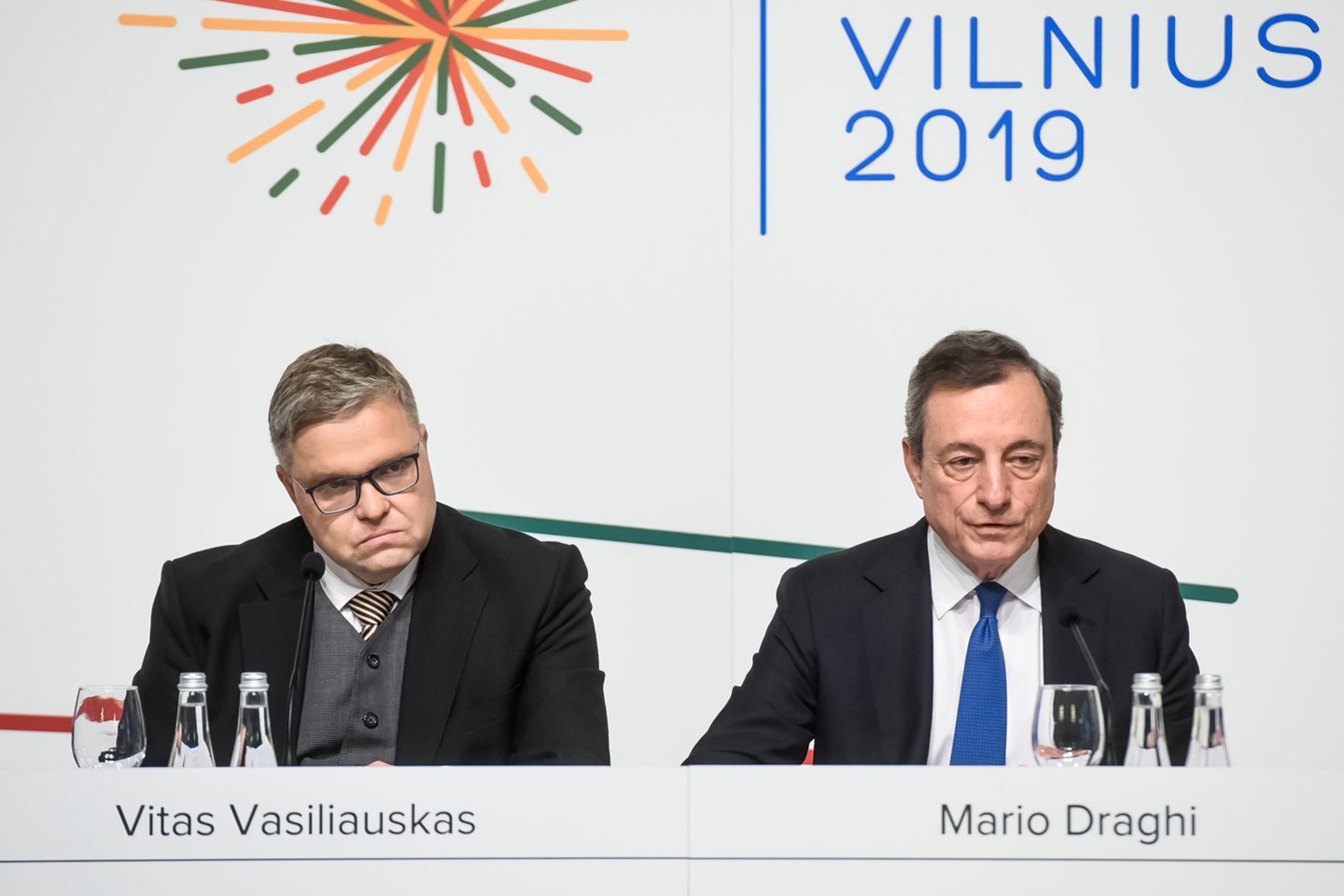 V.Vasiliauskas ir tuometis Europos Centrinio Banko vadovas Mario Draghi.<br>D.Umbraso nuotr.