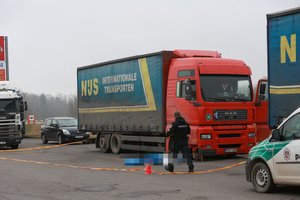 Greitkelyje netoli Kauno – kraupi nelaimė: žuvo kolegos vilkiko ratą keitęs 58 metų vežėjas