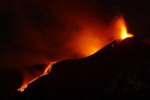 Išsiveržęs vienas galingiausių Europos ugnikalnių į dangų spjaudo lavos purslus, sutriko oro uosto darbas