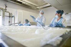 Prakalbo apie pieno ūkių laukiančius milijonus eurų – tariasi, ką su jais veiks