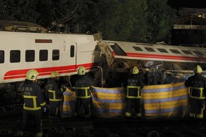 Taivane nuo bėgių nulėkus sausakimšam traukiniui žuvo mažiausiai 51 žmogus, dešimtys sužeista