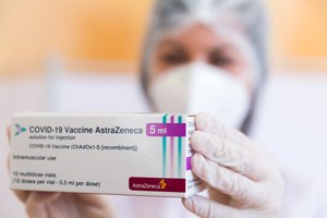 Paaiškino, kodėl „AstraZeneca“ vakcinų likučiai iš atsiliekančiųjų savivaldybių kol kas neperskirstomi