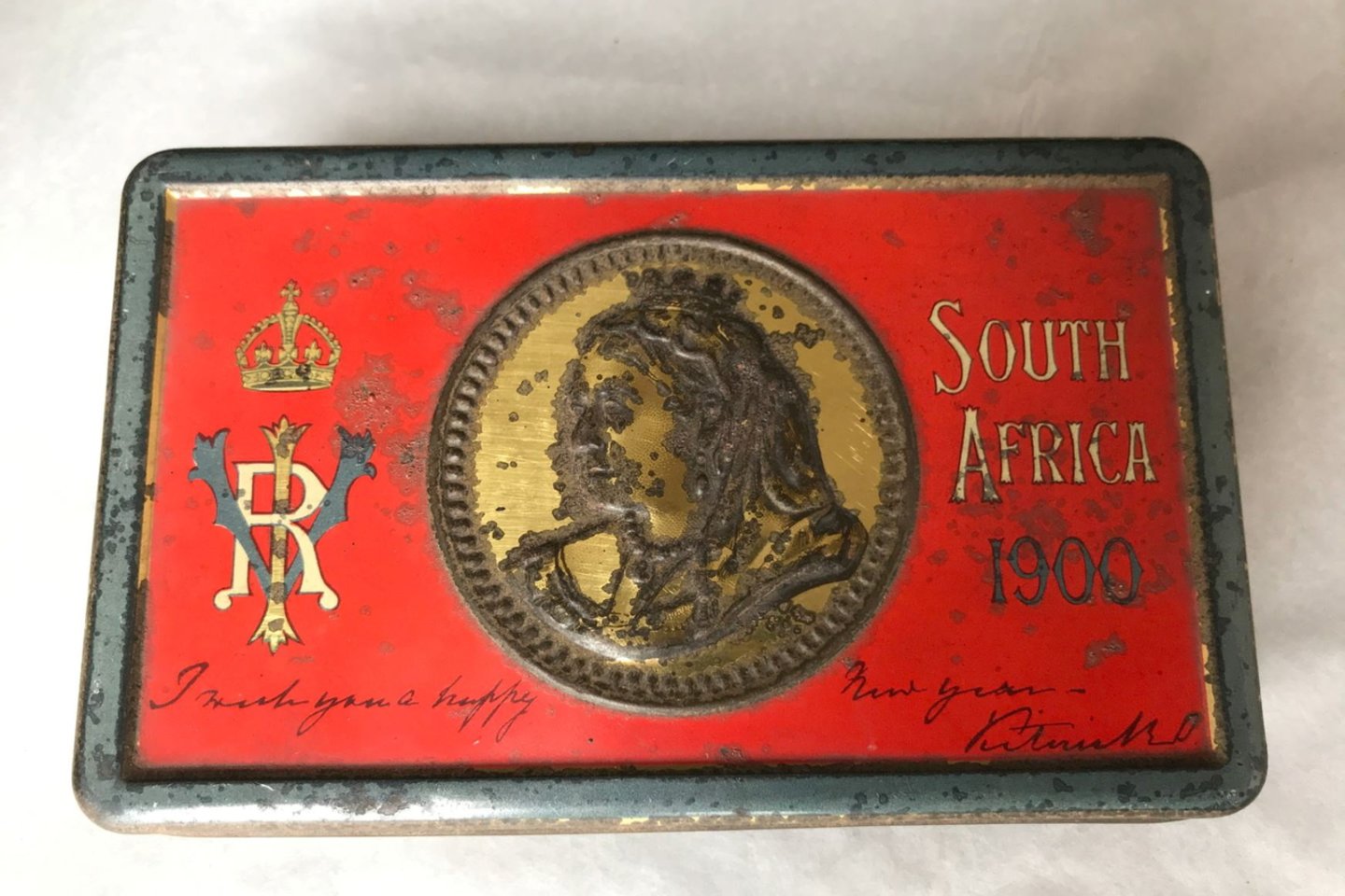Šis šokoladukas priklausė anglui aristokratui, kuris kariavo Antrajame būrų kare. Maža dovanėlė buvo rasta šalmo dėkle.<br>REUTERS/Scanpix nuotr.