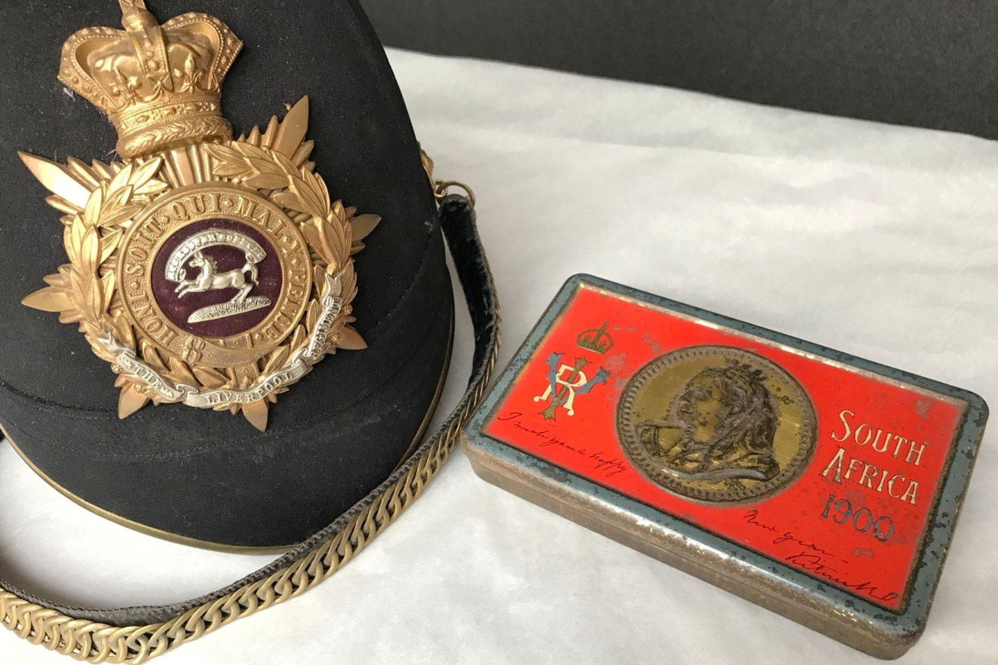 Šis šokoladukas priklausė anglui aristokratui, kuris kariavo Antrajame būrų kare. Maža dovanėlė buvo rasta šalmo dėkle.<br>REUTERS/Scanpix nuotr.