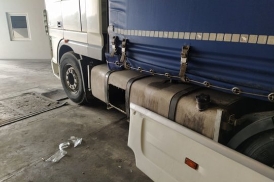 Vilkiko kuro bake muitininkai aptiko kontrabandinių cigarečių slėptuvę