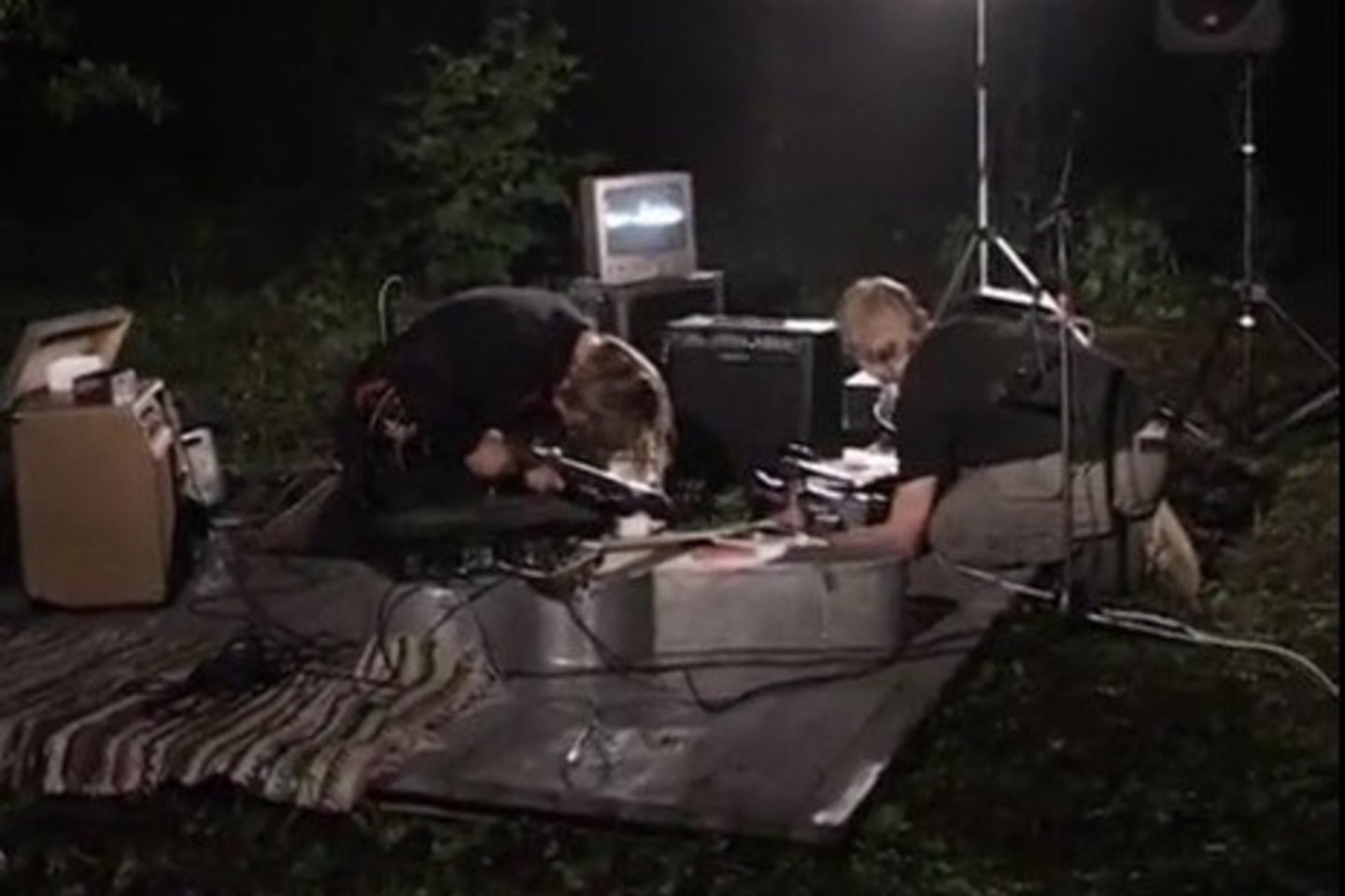 J.Milašiaus ir D.Čiutos nuotolinis performansas „Miško testas“ Nemenčinės miške ir Šiuolaikinio meno centre. 2004 m.<br> Kadras iš videodokumentacijos