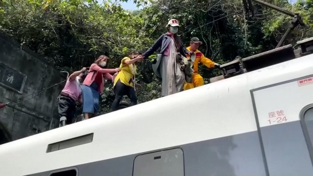 Skaudi tragedija Taivane: nuo bėgių nulėkus traukiniui žuvo mažiausiai 41 žmogus