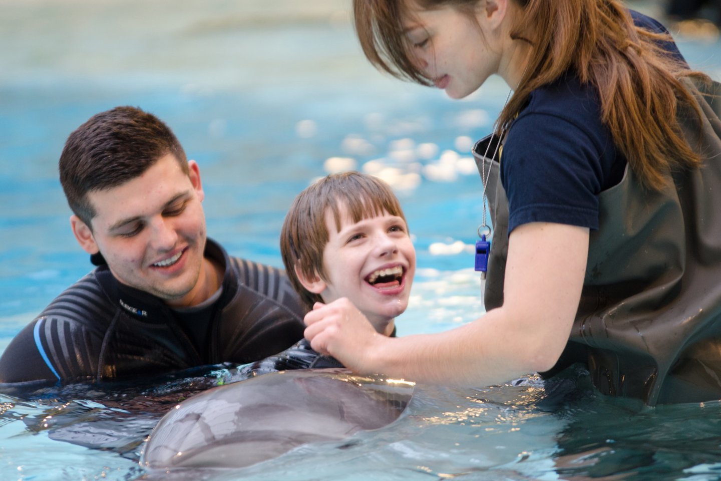 Delfinas – tai gyvūnas, ne tik sudominantis vaikus, bet ir gebantis palaikyti akių kontaktą, kviesti vaikus žaisti atnešant kamuolį, suprasti nuotaikas ir gestus.<br>Miko Vitkausko nuotr.