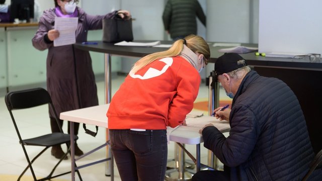 Vyriausybė masinę vakcinaciją ketina pradėti birželio 1-ąją: svarsto keisti prioritetinių grupių tvarką