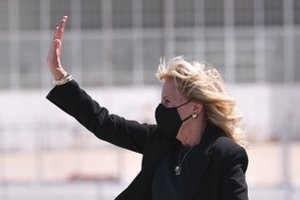 Saldi staigmena: stiuardese apsimetusi JAV pirmoji ponia orlaivyje dalijo ledus