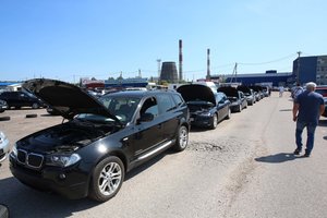 Automobilių prekeiviams – dvigubas smūgis: kritusiam pardavimui labiausiai atsiliepė ne naujas mokestis