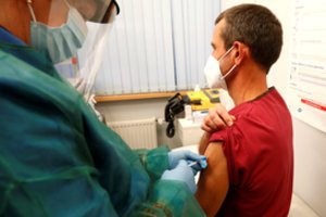 Nauda nusvėrė rizikas: Jungtinėje Karalystėje suleidus 18 mln. „AstraZeneca“ dozių, nustatyta 30 krešulių susidarymo atvejų