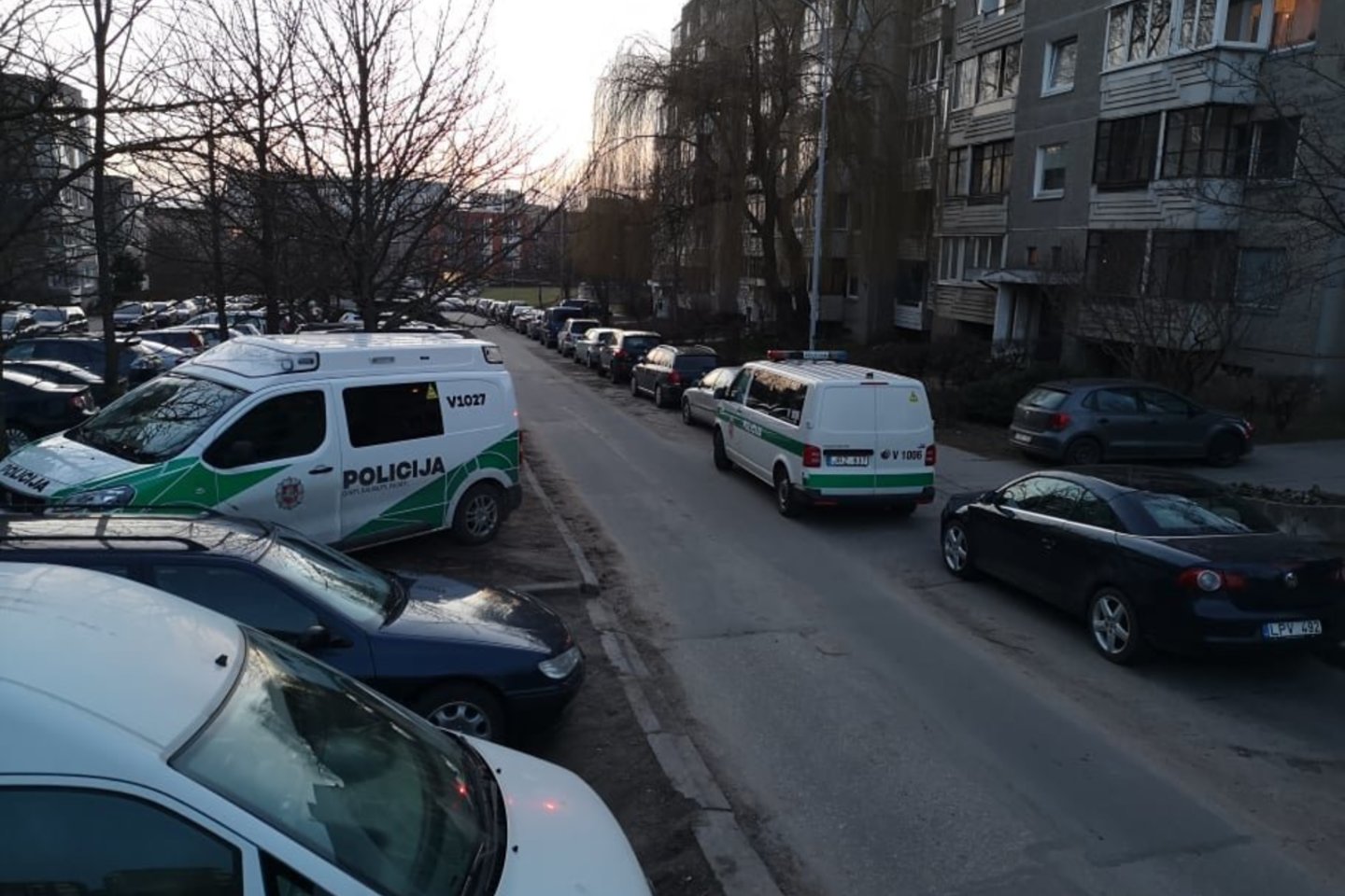Į šį namą sostinės Fabijoniškių rajone atskubėję policijos pareigūnai viename bute pamatė kraupų vaizdą.<br>A.Vaitkevičiaus nuotr.