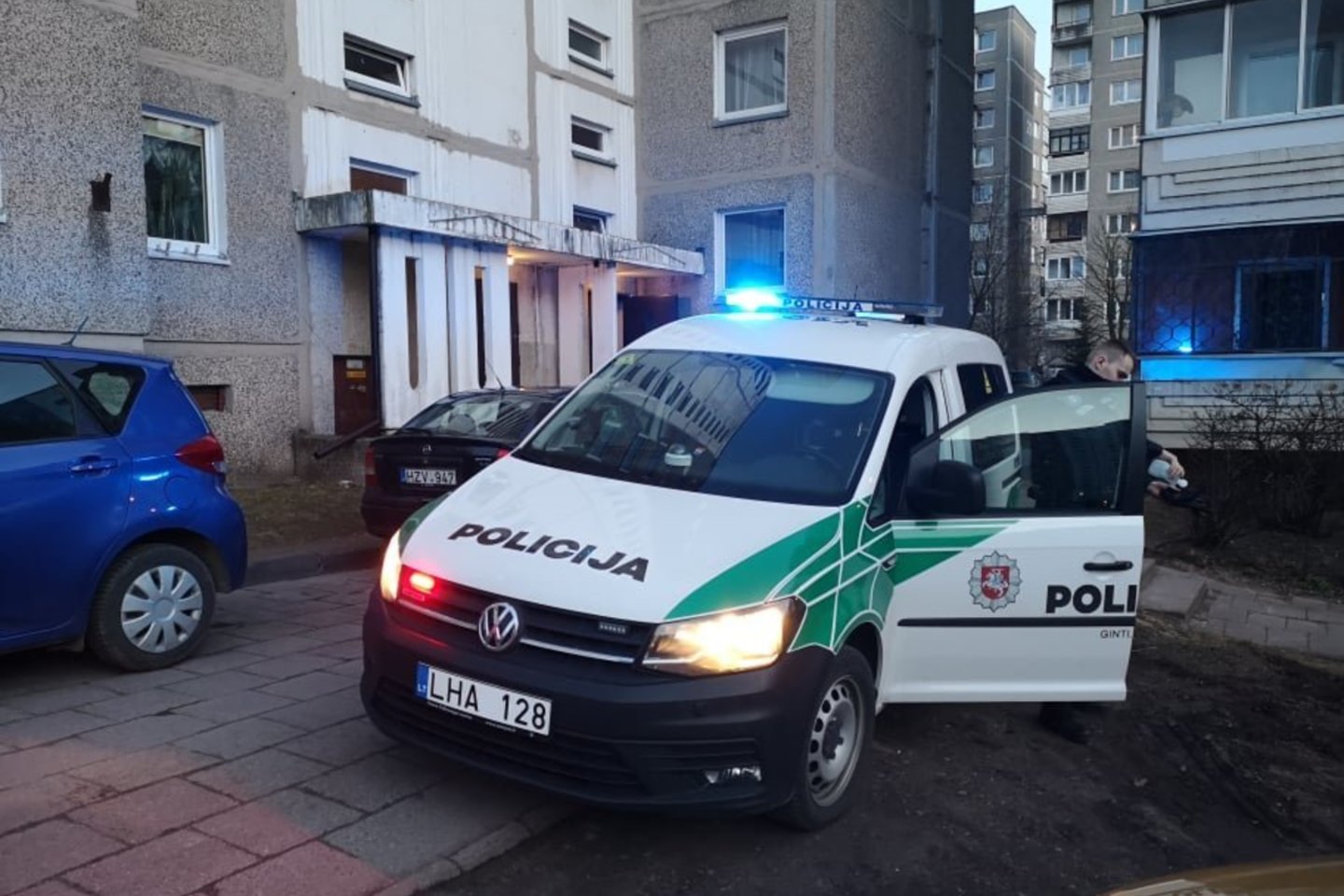 Į šį namą sostinės Fabijoniškių rajone atskubėję policijos pareigūnai viename bute pamatė kraupų vaizdą.<br>A.Vaitkevičiaus nuotr.