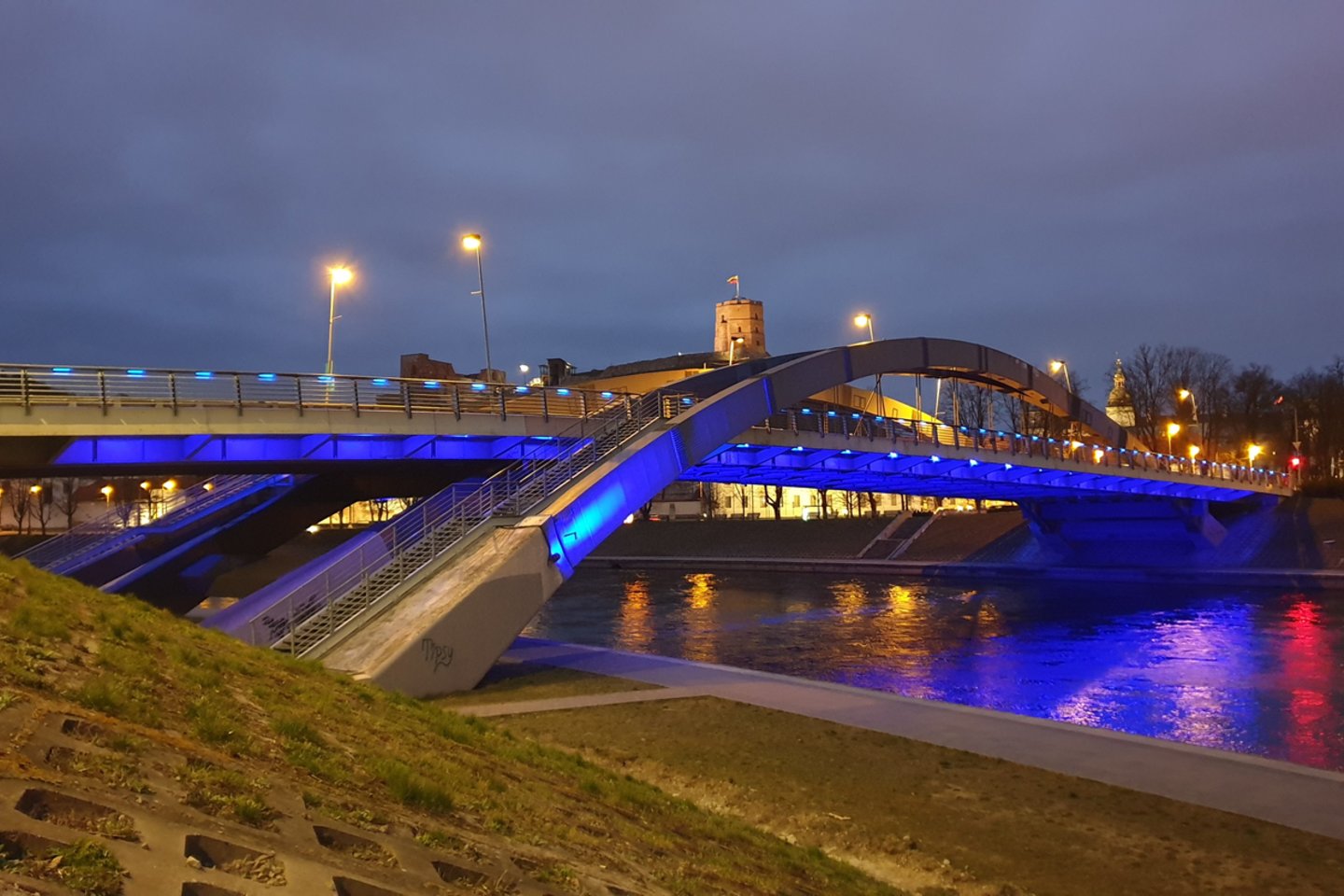  Mėlynai sužibę Lietuvos tiltai ir pastatai – minima pasaulinė autizmo supratimo diena.<br> S.Žiura nuotr.