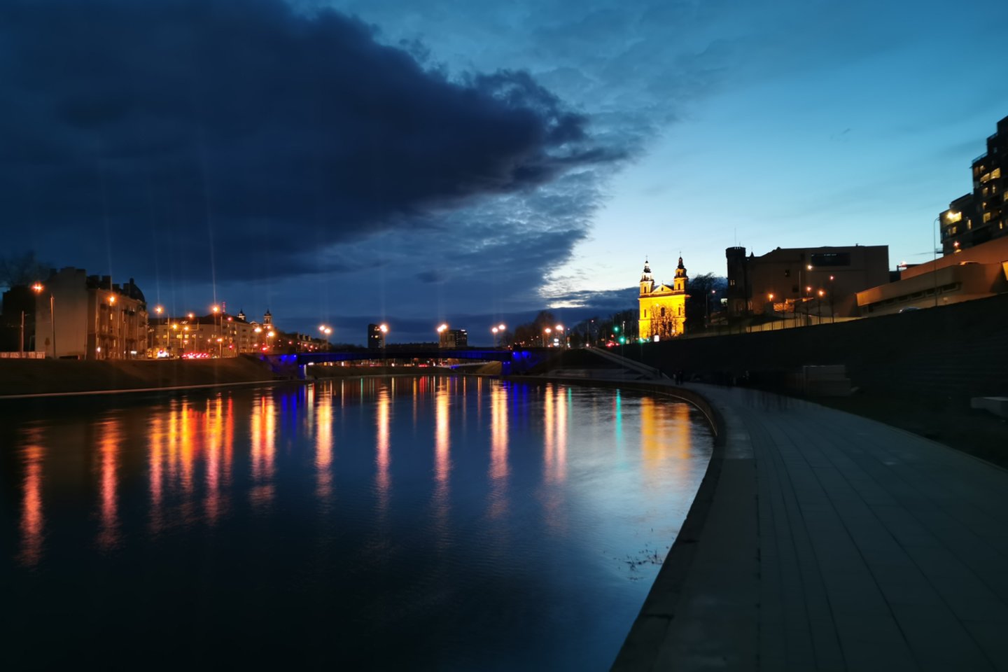  Mėlynai sužibę Lietuvos tiltai ir pastatai – minima pasaulinė autizmo supratimo diena.<br> T.Bauro nuotr.