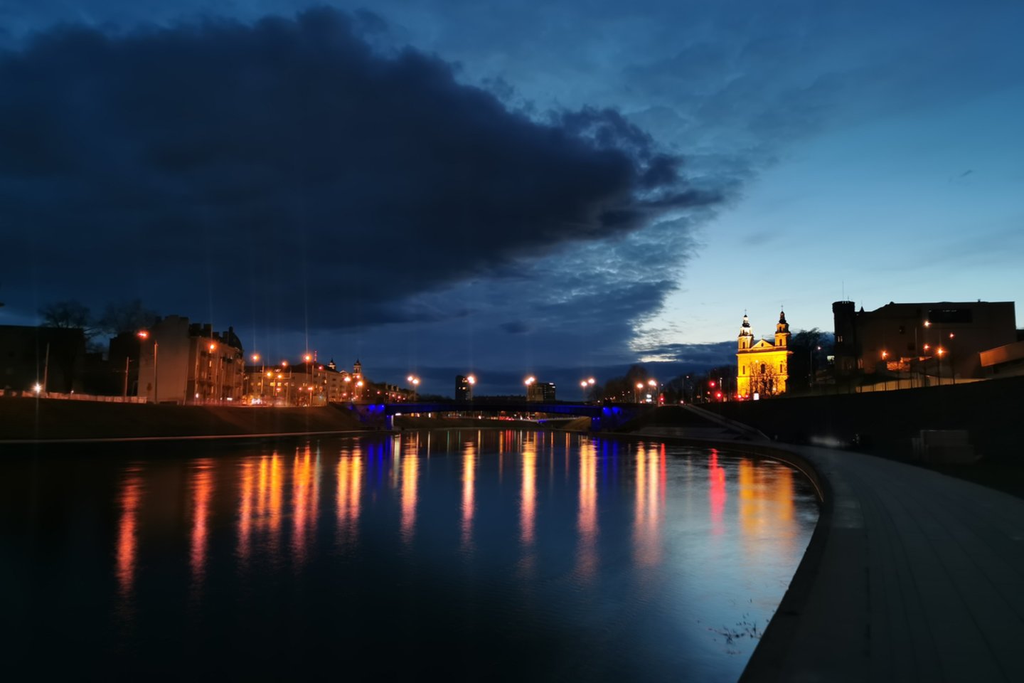  Mėlynai sužibę Lietuvos tiltai ir pastatai – minima pasaulinė autizmo supratimo diena.<br> T.Bauro nuotr.
