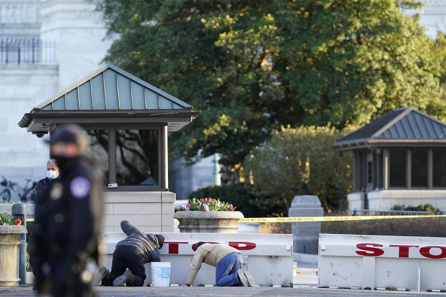 Prezidentas Joe Bidenas pareiškė savo „nuoširdžią užuojautą“ per išpuolį žuvusio policijos veterano Williamo Evanso šeimai.<br>AP/Scanpix nuotr.