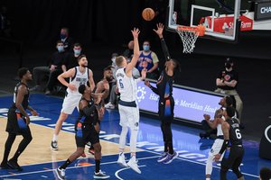 NBA naktis: „Warriors“ pažeminimas, G. Antetokounmpo sezono rekordas ir švilpimas K. Porzingiui