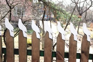 Pro sostinės savivaldybės langus – prastokas vaizdas: naujos tvoros išlaikė vos pusmetį