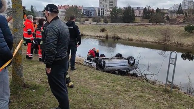 Vaizdai iš įvykio vietos: Nevėžio upėje nuskendusiame automobilyje rastas moters kūnas