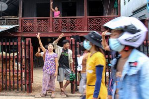 Mianmare surengti velykiniai protestai prieš karinį perversmą