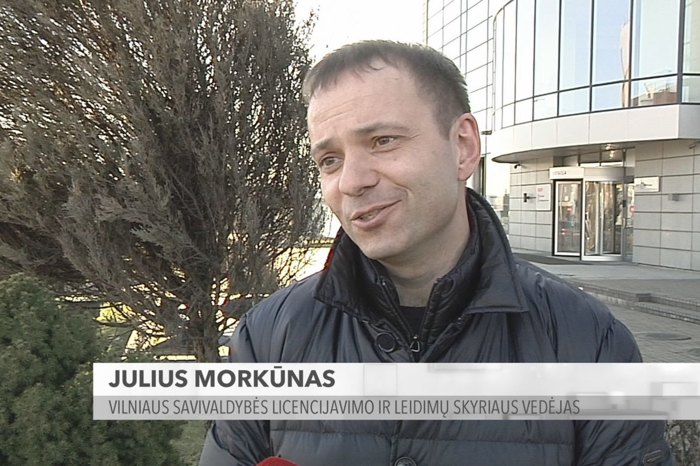 Vilniaus savivaldybės licencijavimo ir leidimų skyriaus vedėjas J.Morkūnas.<br>Stop kadras.