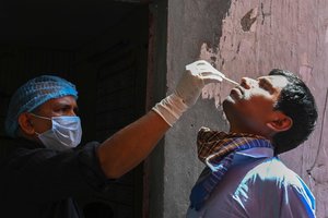 Indijoje dėl rekordinio COVID-19 atvejų skaičiaus vėl griežtinamos ribojamosios priemonės