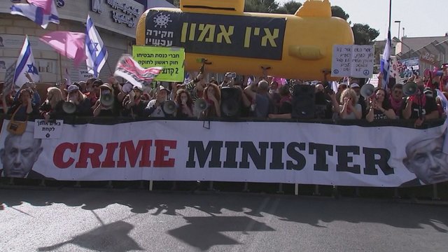 Šimtai izraeliečių liejo nepasitenkinimą už korupciją teisiamam ministrui pirmininkui
