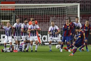 Progas švaisčiusi „Barcelona“ rungtynių pabaigoje išsigelbėjo prieš mažumoje likusią „Valladolid“