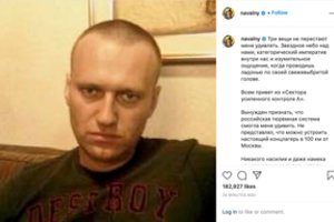 A. Navalnas, nepaisydamas kosulio ir karščiavimo, tęsia bado streiką