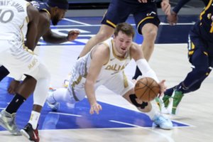 NBA naktis: L. Dončičiaus šou prieš lyderius ir „Raptors“ pergalė paskutinėmis sekundėmis