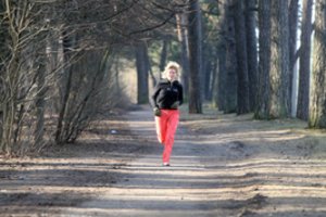 Saulė išviliojo bėgimo entuziastus: kokių taisyklių laikytis po žiemos pertraukos?