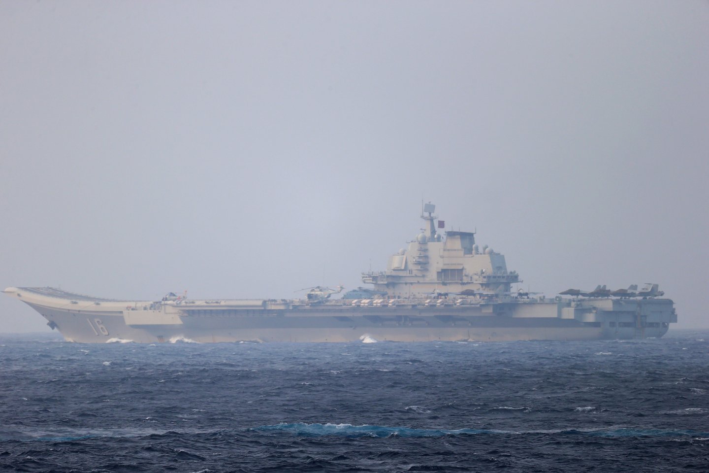 Pasak karinio jūrų laivyno, mokymai, kuriose dalyvauja vienas iš dviejų kinų lėktuvnešių „Liaoning“, yra įprasti ir buvo įtraukti į šių metų manevrų programą.<br> Reuters/Scanpix nuotr.