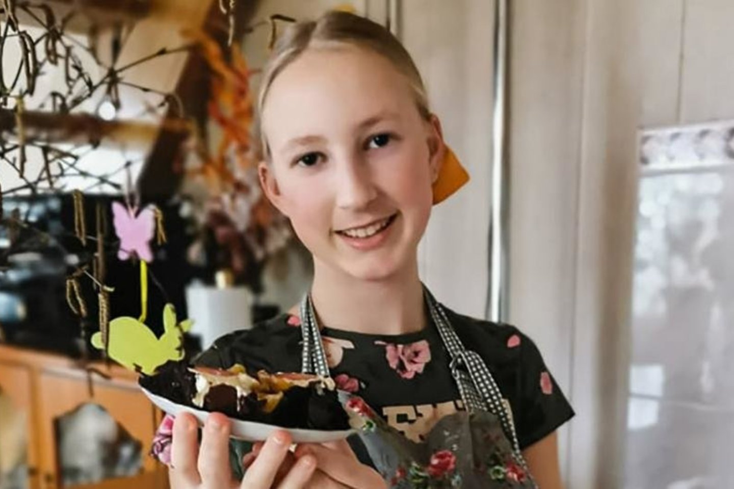 Pyragus Justė viena pati kepa jau nuo 8-erių, o dabar praktikuojasi gamindama tortus.<br>Nuotr. iš zemaiciolaikrastis.lt.