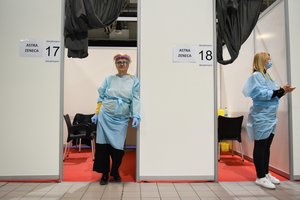 Italams nusibodo laukti: nuo COVID-19 skiepijasi Serbijoje