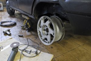 Keisime automobilio padangas į vasarines – kodėl negalima palikti žieminių?