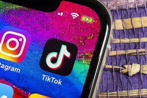 Rusijos teismas skyrė „TikTok“ baudą dėl nepilnamečius į protestus kviečiančių įrašų