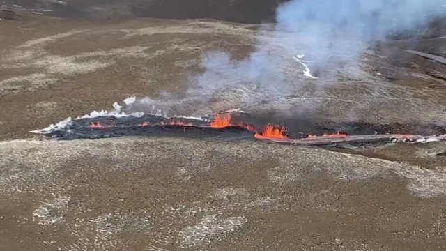 Islandijoje prasižiojo dar vienas vulkaninis plyšys – išsilydžiusių uolienų srautas liejasi slėnį