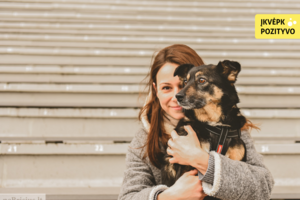 Prie parduotuvės iš automobilio išmestas šuo gavo bilietą į naują gyvenimą